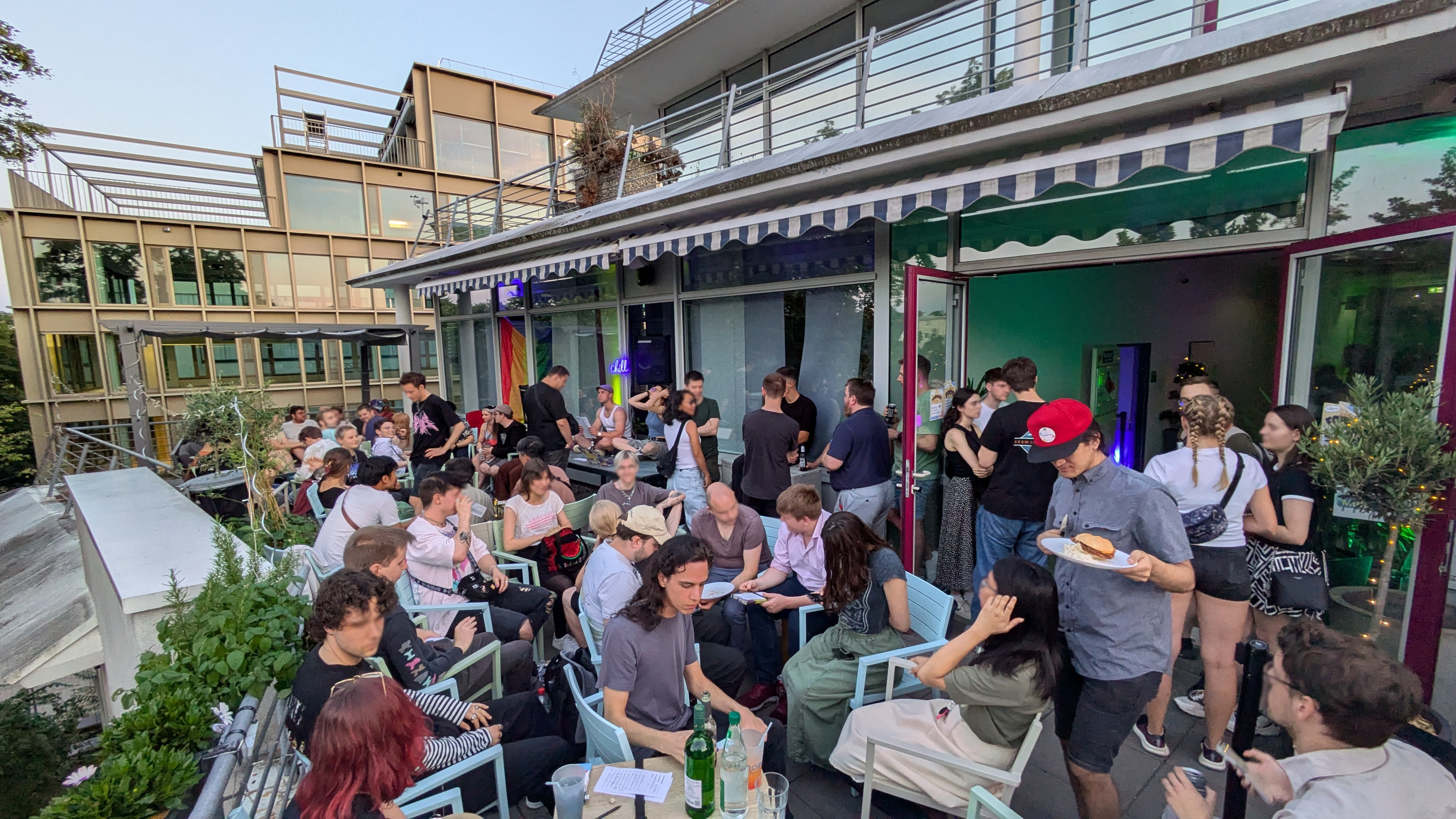 der Balkon in D14 gefüllt mit motivierten Gästen, die das erste Pub Quiz der fs i betreiten